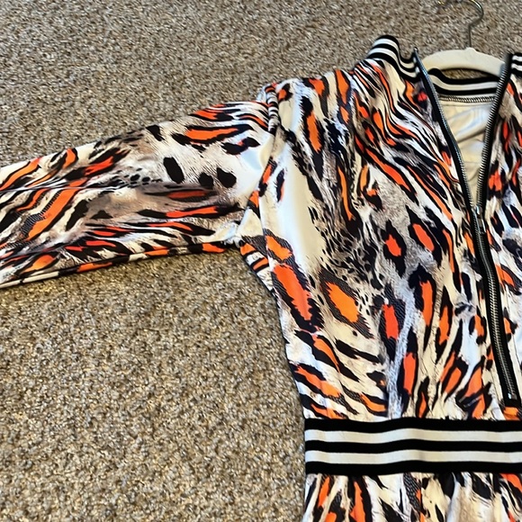 New High Quality Tiger Print Jumpsuit Juniors’ Size L (Never Worn) - Picture 5 of 6